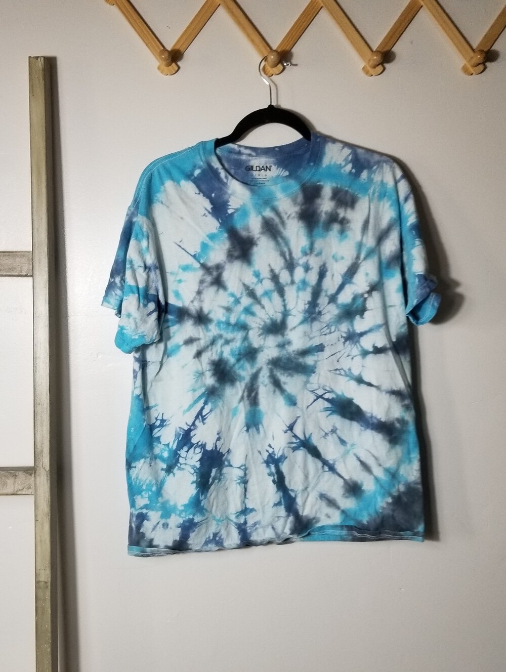 GILDAN HOMEMADE TIE-DYE SHORT SLEEVE TEE SIZE LARGE